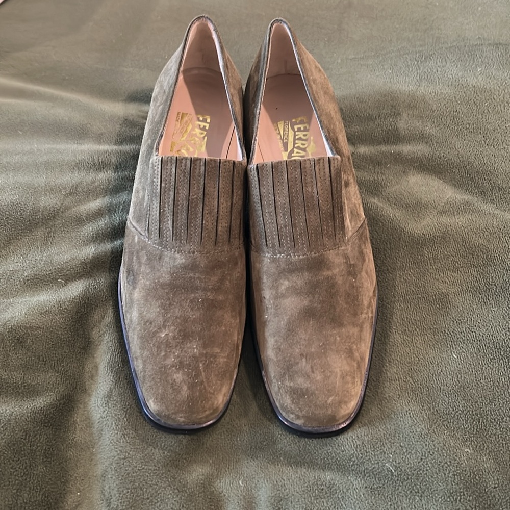 Salvatore Ferragamo Olive ๐ซ Green Suede Pumps size 8.5 narrow EUC๐๐ - Picture 2 of 8